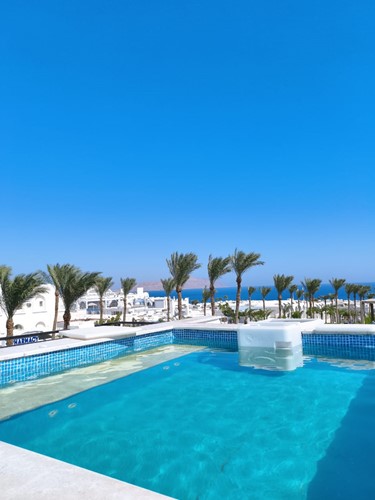 1 bedroom apartment with pool view